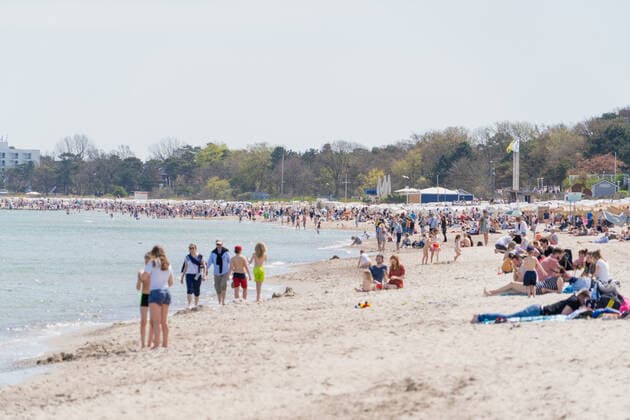 Strand an der Lübecker Bucht in Timmendorfer Straße - Vorbereitung auf Wiedereröffnung ab 08. Mai 2021 - Tourismus in der Modellregion Lübecker Bucht, die sich aus der Stadt Neustadt in Holstein mit Pelzerhaken und Rettin, der Gemeinde Sierksdorf, der Gemeinde Scharbeutz mit Haffkrug sowie der Gemeinde Timmendorfer Strand mit Niendorf zusammensetzt;Strand an der Lübecker Bucht in Timmendorfer Straße - Vorbereitung auf Wiedereröffnung ab 08. Mai 2021 - Tourismus in der Modellregion Lübecker Bucht, die sich aus der Stadt Neustadt in Holstein mit Pelzerhaken und Rettin, der Gemeinde Sierksdorf, de, Timmendorfer Strand Schleswig-Holstein Deutschland Strand