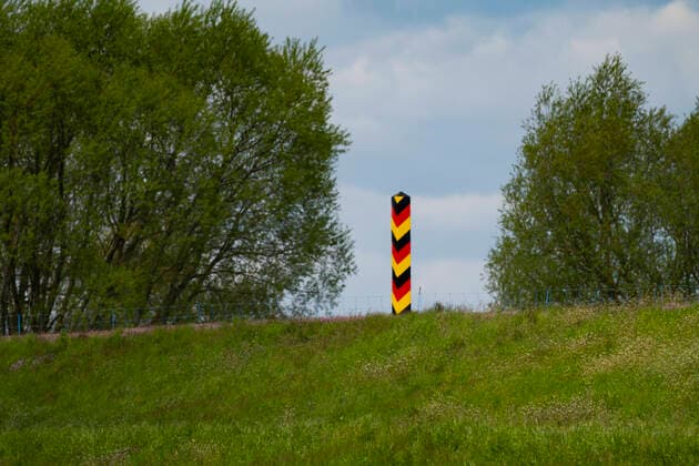 Eine Grenzsäule auf dem Oderdeich bei Güstebieser Loose (Landkreis Märkisch-Oderland) im Oderbruch. Foto: Volker Hohlfeld Grenzsäule *** A border column on the Oder dike near Güstebieser Loose district Märkisch Oderland in the Oderbruch photo Volker Hohlfeld Border column