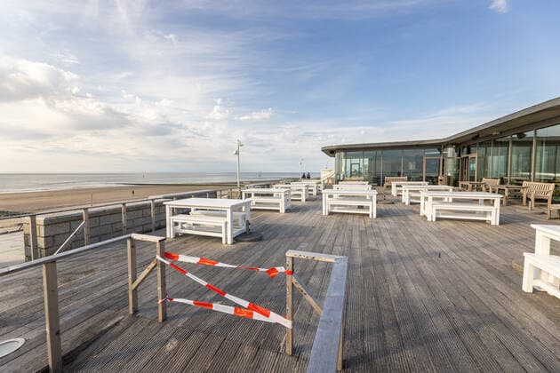 Norderney. 09 MAI 2021. Geschlossene Gastronomie auf den ostfriesischen Inseln. Leere Tische an der Strandpromenade. Die neue ab dem 10. Mai 2021 geltende Corona-Verordnung der niedersächsischen Landesregierung erlaubt auf den Inseln eine schrittweise Öffnung des Tourismus. OSTFRIESLAND. Ostfriesische Inseln. Copyright: JanisMEYER Priller&MAUG JMY7F2853X