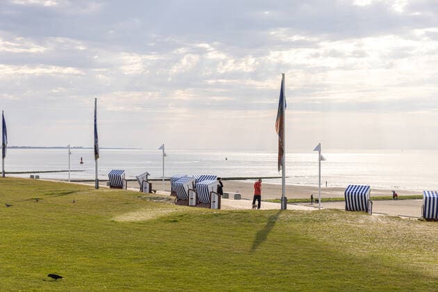 Norderney. 09 MAI 2021. Spaziergänger auf der Strandpromenade von Norderney. Die neue ab dem 10. Mai 2021 geltende Corona-Verordnung der niedersächsischen Landesregierung erlaubt auf den ostfriesischen Inseln eine schrittweise Öffnung des Tourismus. OSTFRIESLAND. Ostfriesische Inseln. Copyright: JanisMEYER Priller&MAUG JMY7F2888X