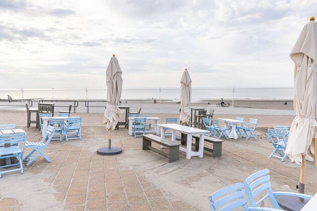 Norderney. 09 MAI 2021. Geschlossene Gastronomie auf den ostfriesischen Inseln. Leere Tische an der Strandpromenade. Die neue ab dem 10. Mai 2021 geltende Corona-Verordnung der niedersächsischen Landesregierung erlaubt auf den Inseln eine schrittweise Öffnung des Tourismus. OSTFRIESLAND. Ostfriesische Inseln. Copyright: JanisMEYER Priller&MAUG JMY7F2896X