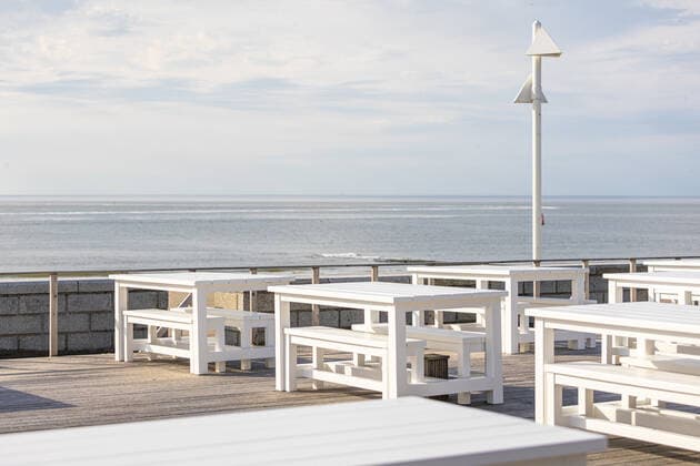 Norderney. 09 MAI 2021. Geschlossene Gastronomie auf den ostfriesischen Inseln. Leere Tische an der Strandpromenade. Die neue ab dem 10. Mai 2021 geltende Corona-Verordnung der niedersächsischen Landesregierung erlaubt auf den Inseln eine schrittweise Öffnung des Tourismus. OSTFRIESLAND. Ostfriesische Inseln. Copyright: JanisMEYER Priller&MAUG JMY7F2842X