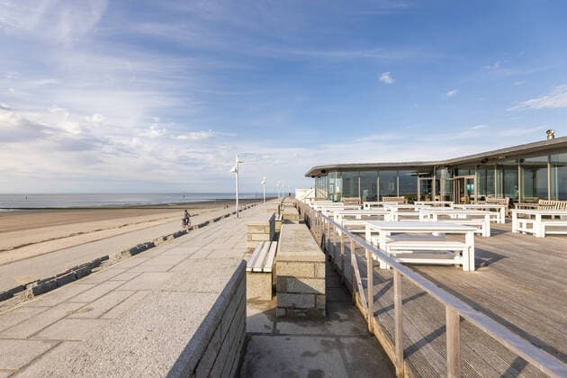 Norderney. 09 MAI 2021. Geschlossene Gastronomie auf den ostfriesischen Inseln. Leere Tische an der Strandpromenade. Die neue ab dem 10. Mai 2021 geltende Corona-Verordnung der niedersächsischen Landesregierung erlaubt auf den Inseln eine schrittweise Öffnung des Tourismus. OSTFRIESLAND. Ostfriesische Inseln. Copyright: JanisMEYER Priller&MAUG JMY7F2865X