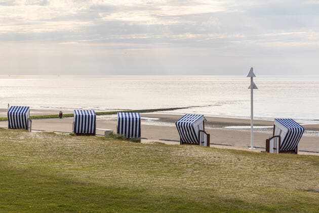 Norderney. 09 MAI 2021. Strandkörbe an der Strandpromenade von Norderney. Die neue ab dem 10. Mai 2021 geltende Corona-Verordnung der niedersächsischen Landesregierung erlaubt auf den ostfriesischen Inseln eine schrittweise Öffnung des Tourismus. OSTFRIESLAND. Ostfriesische Inseln. Copyright: JanisMEYER Priller&MAUG JMY7F2885X