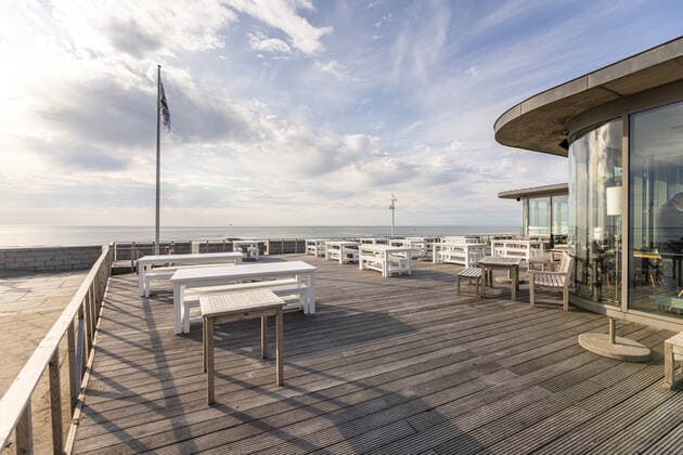 Norderney. 09 MAI 2021. Geschlossene Gastronomie auf den ostfriesischen Inseln. Leere Tische an der Strandpromenade. Die neue ab dem 10. Mai 2021 geltende Corona-Verordnung der niedersächsischen Landesregierung erlaubt auf den Inseln eine schrittweise Öffnung des Tourismus. OSTFRIESLAND. Ostfriesische Inseln. Copyright: JanisMEYER Priller&MAUG JMY7F2857X