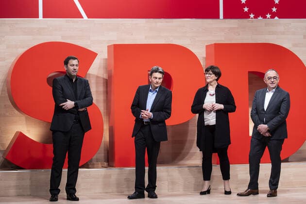 (L-R) Lars Klingbeil, Generalsekretaer der SPD, Rolf Muetzenich, SPD Fraktionsvorsitzender, Saskia Esken, Bundesvorsitzender der SPD, und Norbert Walter-Borjans, Bundesvorsitzender der SPD, aufgenommen im Rahmen des digitalen Bundesparteitages der SPD in Berlin, 09.05.2021. Auf dem ersten digitalen Bundesparteitag in der Geschichte der SPD soll Olaf Scholz als Kanzlerkandidat bestaetigt sowie das Wahlprogramm fuer die Bundestagswahl beschlossen werden. Berlin Deutschland *** L R Lars Klingbeil, Secretary General of the SPD, Rolf Muetzenich, SPD Parliamentary Party Leader, Saskia Esken, Federal Chairman of the SPD, and Norbert Walter Borjans, Federal Chairman of the SPD, taken during the digital federal party conference of the SPD in Berli Copyright: xFlorianxGaertner photothek.dex