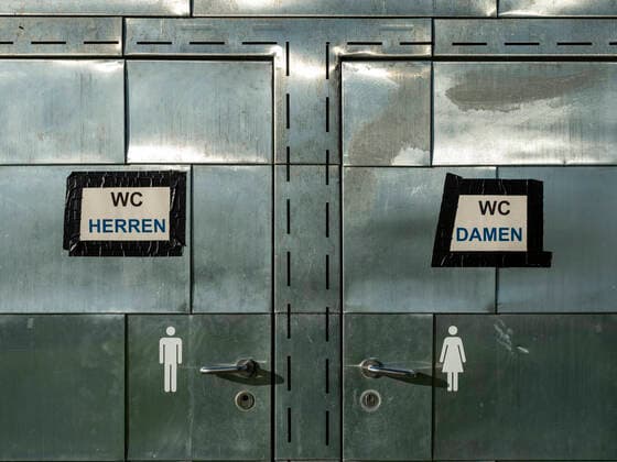 Symbolbild Gender WC-Türen für Herren und Damen im Besucherzentrum vom Wetterpark in Offenbach am Main, 05.11.2010. Offenbach am Main Hessen Deutschland *** Symbol Gender WC doors for men and women in the visitor center of the weather park in Offenbach am Main, 05 11 2010 Offenbach am Main Hesse Germany