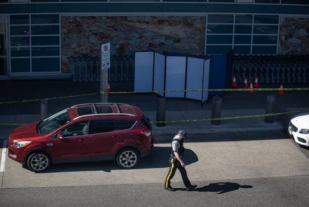 May 9, 2021, Richmond, BC, Canada: An RCMP officer works at the scene of a shooting outside the international departures terminal at Vancouver International Airport as screens block off an area of the sidewalk, in Richmond, B.C., Sunday, May 9, 2021. Richmond Canada  - ZUMAc35_ 20210509_zaf_c35_076 Copyright: xDarrylxDyckx