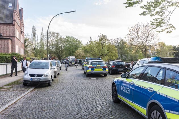 Trotz Corona: 200 Jugendliche feiern bei Sommerwetter an der Alster - Polizei schreitet ein! 09.05.21 - Hamburg: Am Sonntagnachmittag versammelten sich nach Aussagen der Polizei Hamburg rund 200 Jugendliche am Winterhuder Kai um das Sommerwetter zu genießen und zu feiern. Die Polizei erhielt Dutzende Hinweise von Passanten und Anwohnern. Die Bereitschaftspolizei rückte daraufhin mit mehreren Streifenwagen sowie der Pferdestaffel an. Die Beamten erteilten Platzverweise und schrieben Ordnungswiedrigkeitenanzeigen. Nach dem Polizeieinsatz entfernten sich die Jugendlichen. Auch eine Musikbox wurde beschlagnahmt. Hamburg Winterhuder Kai Hamburg Deutschland Copyright: xLucaxFieldx