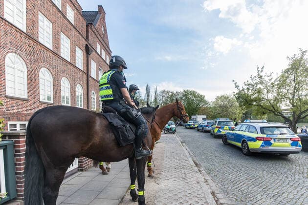 Trotz Corona: 200 Jugendliche feiern bei Sommerwetter an der Alster - Polizei schreitet ein! 09.05.21 - Hamburg: Am Sonntagnachmittag versammelten sich nach Aussagen der Polizei Hamburg rund 200 Jugendliche am Winterhuder Kai um das Sommerwetter zu genießen und zu feiern. Die Polizei erhielt Dutzende Hinweise von Passanten und Anwohnern. Die Bereitschaftspolizei rückte daraufhin mit mehreren Streifenwagen sowie der Pferdestaffel an. Die Beamten erteilten Platzverweise und schrieben Ordnungswiedrigkeitenanzeigen. Nach dem Polizeieinsatz entfernten sich die Jugendlichen. Auch eine Musikbox wurde beschlagnahmt. Hamburg Winterhuder Kai Hamburg Deutschland Copyright: xLucaxFieldx