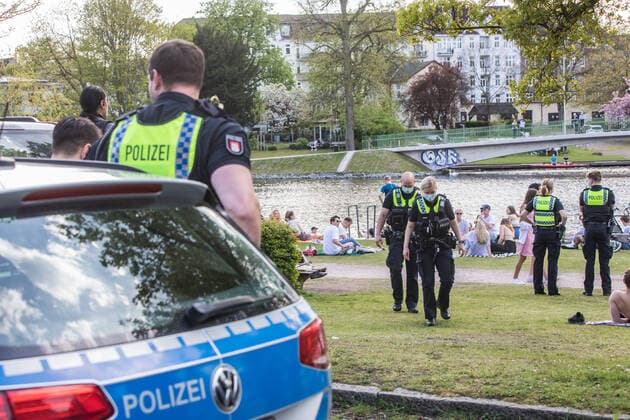 Trotz Corona: 200 Jugendliche feiern bei Sommerwetter an der Alster - Polizei schreitet ein! 09.05.21 - Hamburg: Am Sonntagnachmittag versammelten sich nach Aussagen der Polizei Hamburg rund 200 Jugendliche am Winterhuder Kai um das Sommerwetter zu genießen und zu feiern. Die Polizei erhielt Dutzende Hinweise von Passanten und Anwohnern. Die Bereitschaftspolizei rückte daraufhin mit mehreren Streifenwagen sowie der Pferdestaffel an. Die Beamten erteilten Platzverweise und schrieben Ordnungswiedrigkeitenanzeigen. Nach dem Polizeieinsatz entfernten sich die Jugendlichen. Auch eine Musikbox wurde beschlagnahmt. Hamburg Winterhuder Kai Hamburg Deutschland Copyright: xLucaxFieldx
