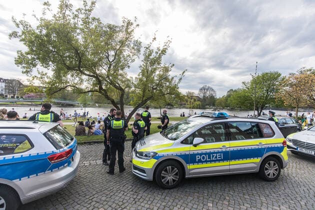 News Bilder des Tages Trotz Corona: 200 Jugendliche feiern bei Sommerwetter an der Alster - Polizei schreitet ein! 09.05.21 - Hamburg: Am Sonntagnachmittag versammelten sich nach Aussagen der Polizei Hamburg rund 200 Jugendliche am Winterhuder Kai um das Sommerwetter zu genießen und zu feiern. Die Polizei erhielt Dutzende Hinweise von Passanten und Anwohnern. Die Bereitschaftspolizei rückte daraufhin mit mehreren Streifenwagen sowie der Pferdestaffel an. Die Beamten erteilten Platzverweise und schrieben Ordnungswiedrigkeitenanzeigen. Nach dem Polizeieinsatz entfernten sich die Jugendlichen. Auch eine Musikbox wurde beschlagnahmt. Hamburg Winterhuder Kai Hamburg Deutschland Copyright: xLucaxFieldx