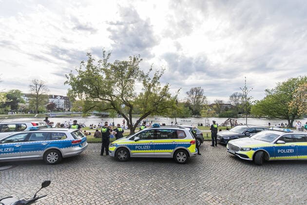 Trotz Corona: 200 Jugendliche feiern bei Sommerwetter an der Alster - Polizei schreitet ein! 09.05.21 - Hamburg: Am Sonntagnachmittag versammelten sich nach Aussagen der Polizei Hamburg rund 200 Jugendliche am Winterhuder Kai um das Sommerwetter zu genießen und zu feiern. Die Polizei erhielt Dutzende Hinweise von Passanten und Anwohnern. Die Bereitschaftspolizei rückte daraufhin mit mehreren Streifenwagen sowie der Pferdestaffel an. Die Beamten erteilten Platzverweise und schrieben Ordnungswiedrigkeitenanzeigen. Nach dem Polizeieinsatz entfernten sich die Jugendlichen. Auch eine Musikbox wurde beschlagnahmt. Hamburg Winterhuder Kai Hamburg Deutschland Copyright: xLucaxFieldx