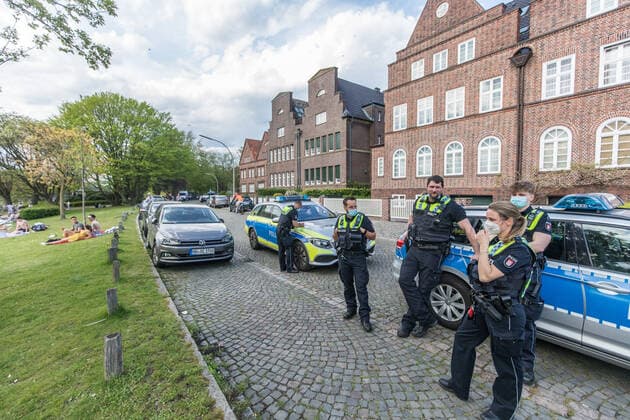 Trotz Corona: 200 Jugendliche feiern bei Sommerwetter an der Alster - Polizei schreitet ein! 09.05.21 - Hamburg: Am Sonntagnachmittag versammelten sich nach Aussagen der Polizei Hamburg rund 200 Jugendliche am Winterhuder Kai um das Sommerwetter zu genießen und zu feiern. Die Polizei erhielt Dutzende Hinweise von Passanten und Anwohnern. Die Bereitschaftspolizei rückte daraufhin mit mehreren Streifenwagen sowie der Pferdestaffel an. Die Beamten erteilten Platzverweise und schrieben Ordnungswiedrigkeitenanzeigen. Nach dem Polizeieinsatz entfernten sich die Jugendlichen. Auch eine Musikbox wurde beschlagnahmt. Hamburg Winterhuder Kai Hamburg Deutschland Copyright: xLucaxFieldx