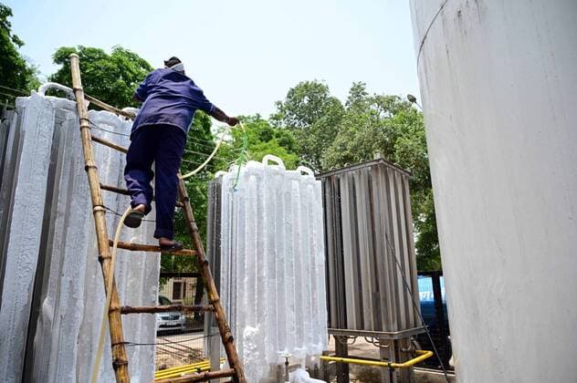 May 10, 2021, Prayagraj, Uttar Pradesh, India: Prayagraj: A worker melt ice from an oxygen plant at Swaroop Rani Nehru hospital in Prayagraj on Thursday, May 10, 2021. Prayagraj India - ZUMAv115 20210510_zap_v115_001 Copyright: xPrabhatxKumarxVermax
