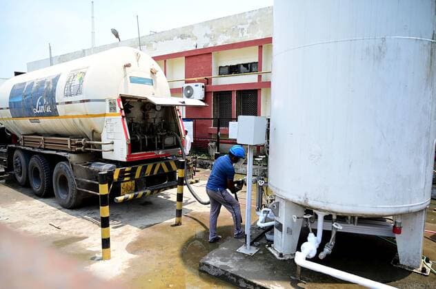 May 10, 2021, Prayagraj, Uttar Pradesh, India: Prayagraj: A worker load oxygen from a truck in an oxygen plant at Swaroop Rani Nehru hospital in Prayagraj on Thursday, May 10, 2021. Prayagraj India - ZUMAv115 20210510_zap_v115_006 Copyright: xPrabhatxKumarxVermax