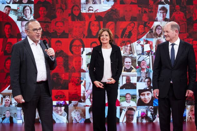 (L-R) Norbert Walter-Borjans, Bundesvorsitzender der SPD, Malu Dreyer, SPD, Ministerpraesidentin von Rheinland-Pfalz, und Olaf Scholz, Kanzlerkandidat der SPD, aufgenommen im Rahmen des digitalen Bundesparteitages der SPD in Berlin, 09.05.2021. Auf dem ersten digitalen Bundesparteitag in der Geschichte der SPD soll Olaf Scholz als Kanzlerkandidat bestaetigt sowie das Wahlprogramm fuer die Bundestagswahl beschlossen werden. Berlin Deutschland *** L R Norbert Walter Borjans, Federal Chairman of the SPD, Malu Dreyer, SPD, State Premier of Rhineland-Palatinate, and Olaf Scholz, candidate for chancellor of the SPD, taken during the digital federal party conference of the SPD in Berlin, 09 05 2021 At the first digital federal party conference i Copyright: xFlorianxGaertner photothek.dex