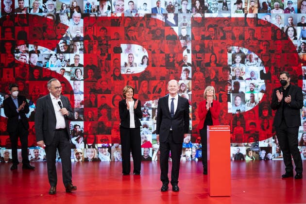 Rolf Muetzenich (L), SPD Fraktionsvorsitzender, Norbert Walter-Borjans (2L), Bundesvorsitzender der SPD, Malu Dreyer (3L), SPD, Ministerpraesidentin von Rheinland-Pfalz, Olaf Scholz (3R), Kanzlerkandidat der SPD, und Lars Klingbeil (R), Generalsekretaer der SPD, aufgenommen im Rahmen des digitalen Bundesparteitages der SPD in Berlin, 09.05.2021. Auf dem ersten digitalen Bundesparteitag in der Geschichte der SPD soll Olaf Scholz als Kanzlerkandidat bestaetigt sowie das Wahlprogramm fuer die Bundestagswahl beschlossen werden. Berlin Deutschland *** Rolf Muetzenich L , SPD parliamentary party leader, Norbert Walter Borjans 2L , federal chairman of the SPD, Malu Dreyer 3L , SPD, state premier of Rhineland-Palatinate, Olaf Scholz 3R , candidat Copyright: xFlorianxGaertner photothek.dex