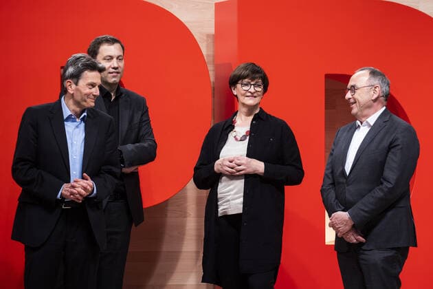 (L-R) Rolf Muetzenich, SPD Fraktionsvorsitzender, Lars Klingbeil, Generalsekretaer der SPD, Saskia Esken, Bundesvorsitzender der SPD, und Norbert Walter-Borjans, Bundesvorsitzender der SPD, aufgenommen im Rahmen des digitalen Bundesparteitages der SPD in Berlin, 09.05.2021. Auf dem ersten digitalen Bundesparteitag in der Geschichte der SPD soll Olaf Scholz als Kanzlerkandidat bestaetigt sowie das Wahlprogramm fuer die Bundestagswahl beschlossen werden. Berlin Deutschland *** L R Rolf Muetzenich, SPD parliamentary party leader, Lars Klingbeil, secretary general of the SPD, Saskia Esken, federal chairman of the SPD, and Norbert Walter Borjans, federal chairman of the SPD, taken during the digital federal party conference of the SPD in Berli Copyright: xFlorianxGaertner photothek.dex