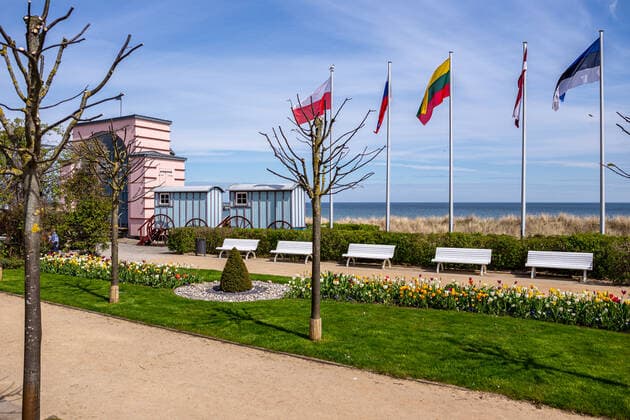 Touristen sind auf der Promenade im Seebad Bansin derzeit nicht zu sehen. Dafür blühen die Tulpen und die Fahnen wehen im Wind. GER, Usedom, Kaiserbäder, Basin, Heringsdorf, Seebad, Vorpommern-Greifswald, Mecklenburg-Vorpommern, Reise, Urlaub, Ostsee, Strand Bansin Mecklenburg-Vorpommern Deutschland Strandpromenade