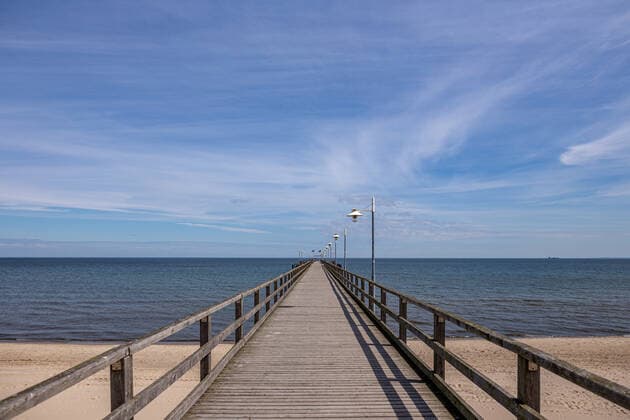 Die Seebrücke im Seebad Bansin ist derzeit noch menschenleer. GER, Usedom, Kaiserbäder, Basin, Heringsdorf, Seebad, Vorpommern-Greifswald, Mecklenburg-Vorpommern, Reise, Urlaub, Ostsee, Strand Bansin Mecklenburg-Vorpommern Deutschland Seebrücke