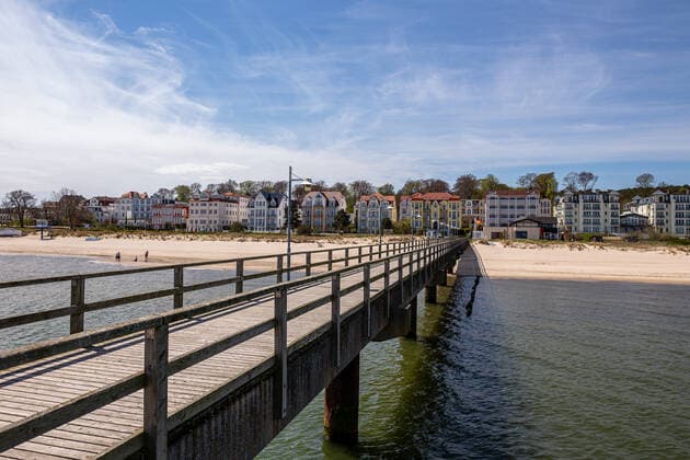 Blick von der Seebrücke in Bansin in Richtung Strand. GER, Usedom, Kaiserbäder, Basin, Heringsdorf, Seebad, Vorpommern-Greifswald, Mecklenburg-Vorpommern, Reise, Urlaub, Ostsee, Strand Bansin Mecklenburg-Vorpommern Deutschland Seebrücke