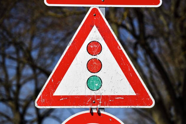 FOTOMONTAGE, Ampel-Verkehrsschild Rot-Rot-GrÃ¼n, Parteienkoalition