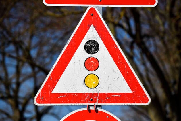 FOTOMONTAGE, Ampel-Verkehrsschild Schwarz-Rot-Gelb, Parteienkoalition