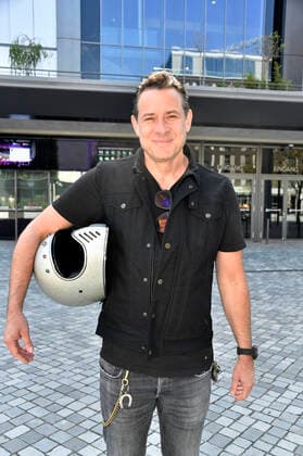 Sascha Vollmer von The BossHoss beim Fototermin bei der Pressekonferenz für das Nothilfe-Projekt hierspieltdiemusik zur Unterstützung der Berliner Musikszene in der Verti Music Hall. Berlin, 10.05.2021