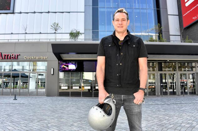 Sascha Vollmer von The BossHoss beim Fototermin bei der Pressekonferenz für das Nothilfe-Projekt hierspieltdiemusik zur Unterstützung der Berliner Musikszene in der Verti Music Hall. Berlin, 10.05.2021