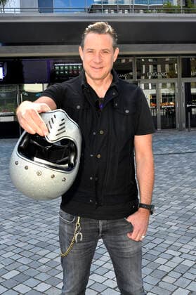 Sascha Vollmer von The BossHoss beim Fototermin bei der Pressekonferenz für das Nothilfe-Projekt hierspieltdiemusik zur Unterstützung der Berliner Musikszene in der Verti Music Hall. Berlin, 10.05.2021
