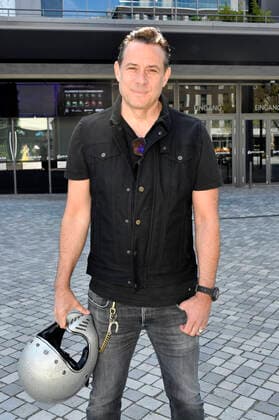 Sascha Vollmer von The BossHoss beim Fototermin bei der Pressekonferenz für das Nothilfe-Projekt hierspieltdiemusik zur Unterstützung der Berliner Musikszene in der Verti Music Hall. Berlin, 10.05.2021