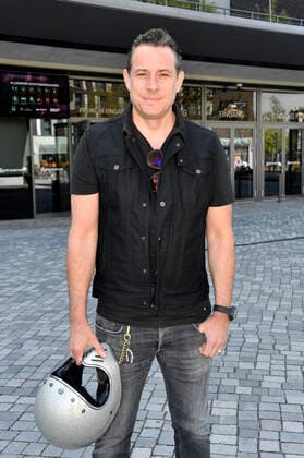 Sascha Vollmer von The BossHoss beim Fototermin bei der Pressekonferenz für das Nothilfe-Projekt hierspieltdiemusik zur Unterstützung der Berliner Musikszene in der Verti Music Hall. Berlin, 10.05.2021