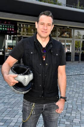 Sascha Vollmer von The BossHoss beim Fototermin bei der Pressekonferenz für das Nothilfe-Projekt hierspieltdiemusik zur Unterstützung der Berliner Musikszene in der Verti Music Hall. Berlin, 10.05.2021