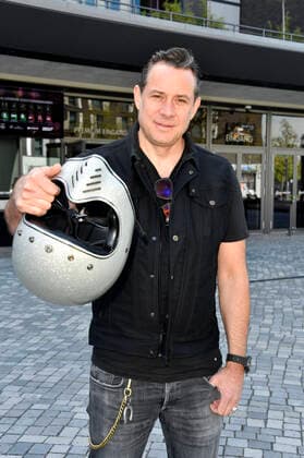 Sascha Vollmer von The BossHoss beim Fototermin bei der Pressekonferenz für das Nothilfe-Projekt hierspieltdiemusik zur Unterstützung der Berliner Musikszene in der Verti Music Hall. Berlin, 10.05.2021