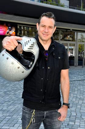 Sascha Vollmer von The BossHoss beim Fototermin bei der Pressekonferenz für das Nothilfe-Projekt hierspieltdiemusik zur Unterstützung der Berliner Musikszene in der Verti Music Hall. Berlin, 10.05.2021