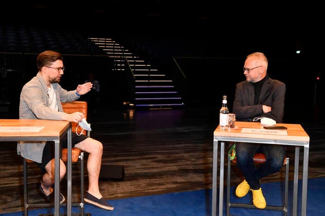 Prinz Pi und Dr. Thomas Schmidt-Ott beim Fototermin bei der Pressekonferenz für das Nothilfe-Projekt hierspieltdiemusik zur Unterstützung der Berliner Musikszene in der Verti Music Hall. Berlin, 10.05.2021