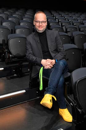 Dr. Thomas Schmidt-Ott beim Fototermin bei der Pressekonferenz für das Nothilfe-Projekt hierspieltdiemusik zur Unterstützung der Berliner Musikszene in der Verti Music Hall. Berlin, 10.05.2021
