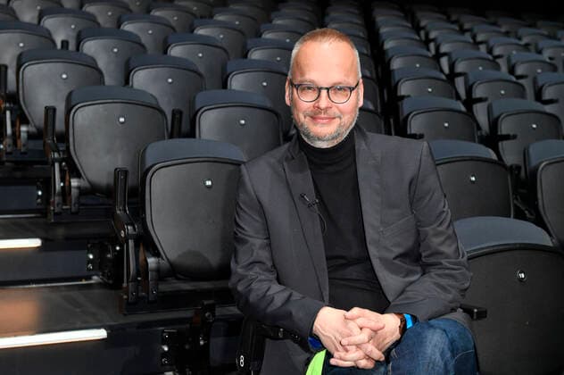 Dr. Thomas Schmidt-Ott beim Fototermin bei der Pressekonferenz für das Nothilfe-Projekt hierspieltdiemusik zur Unterstützung der Berliner Musikszene in der Verti Music Hall. Berlin, 10.05.2021