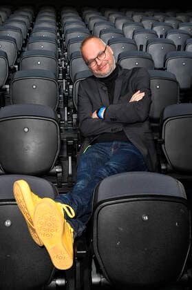 Dr. Thomas Schmidt-Ott beim Fototermin bei der Pressekonferenz für das Nothilfe-Projekt hierspieltdiemusik zur Unterstützung der Berliner Musikszene in der Verti Music Hall. Berlin, 10.05.2021