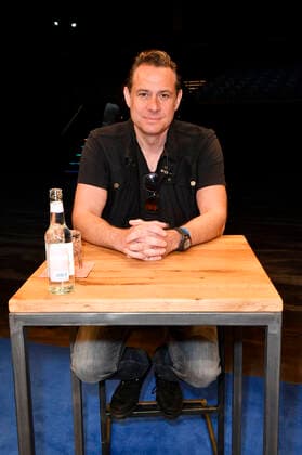 Sascha Vollmer von The BossHoss beim Fototermin bei der Pressekonferenz für das Nothilfe-Projekt hierspieltdiemusik zur Unterstützung der Berliner Musikszene in der Verti Music Hall. Berlin, 10.05.2021