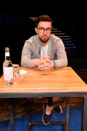 Prinz Pi beim Fototermin bei der Pressekonferenz für das Nothilfe-Projekt hierspieltdiemusik zur Unterstützung der Berliner Musikszene in der Verti Music Hall. Berlin, 10.05.2021