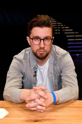 Prinz Pi beim Fototermin bei der Pressekonferenz für das Nothilfe-Projekt hierspieltdiemusik zur Unterstützung der Berliner Musikszene in der Verti Music Hall. Berlin, 10.05.2021