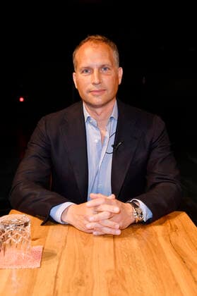 Rackham F. Schröder beim Fototermin bei der Pressekonferenz für das Nothilfe-Projekt hierspieltdiemusik zur Unterstützung der Berliner Musikszene in der Verti Music Hall. Berlin, 10.05.2021