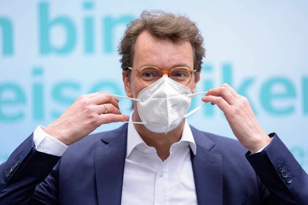 Verkehrsminister von NRW stellt die Landesinitiative leiserBiker in Solingen vor Aktuell, 10.05.2021, Solingen, Verkehrsminister von Nordrhein-Westfalen Hendrik Wuest im Portrait stellt die Landesinitiative Ich bin leiserBiker. Gas runter! Laerm runter! im Biker-Treff Cafe Hubraum in Solingen vor. Hierbei wurde von den Pressevertretern vor Ort auch die Frage bezueglich der Besetzung des Amtes als kuenftiger Ministerpraesident von Nordrhein-Westfalen gestellt. Solingen Nordrhein-Westfalen Deutschland *** Minister of Transport of North Rhine-Westphalia presents the state initiative leiserBiker in Solingen Current, 10 05 2021, Solingen, Minister of Transport of North Rhine-Westphalia Hendrik Wuest in the portrait presents the state initiat