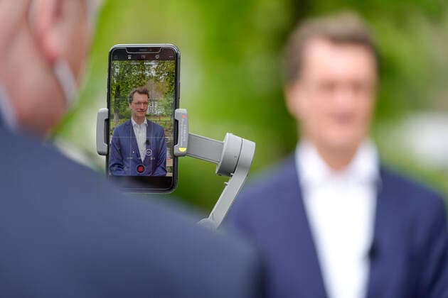 Verkehrsminister von NRW stellt die Landesinitiative leiserBiker in Solingen vor Aktuell, 10.05.2021, Solingen, Verkehrsminister von Nordrhein-Westfalen Hendrik Wuest im Interview auf Handyaufzeichung zur Vorstellung der Landesinitiative Ich bin leiserBiker. Gas runter! Laerm runter! im Biker-Treff Cafe Hubraum in Solingen. Hierbei wurde von den Pressevertretern vor Ort auch die Frage bezueglich der Besetzung des Amtes als kuenftiger Ministerpraesident von Nordrhein-Westfalen gestellt. Solingen Nordrhein-Westfalen Deutschland *** Minister of Transport of North Rhine-Westphalia presents the state initiative leiserBiker in Solingen Current, 10 05 2021, Solingen, Minister of Transport of North Rhine-Westphalia Hendrik Wuest in the intervie