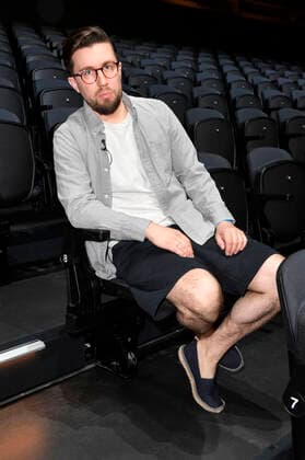 Prinz Pi beim Fototermin bei der Pressekonferenz für das Nothilfe-Projekt hierspieltdiemusik zur Unterstützung der Berliner Musikszene in der Verti Music Hall. Berlin, 10.05.2021