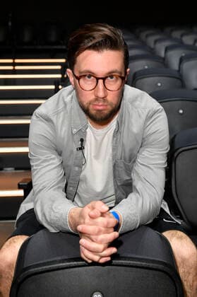 Prinz Pi beim Fototermin bei der Pressekonferenz für das Nothilfe-Projekt hierspieltdiemusik zur Unterstützung der Berliner Musikszene in der Verti Music Hall. Berlin, 10.05.2021