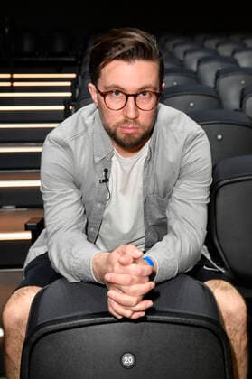 Prinz Pi beim Fototermin bei der Pressekonferenz für das Nothilfe-Projekt hierspieltdiemusik zur Unterstützung der Berliner Musikszene in der Verti Music Hall. Berlin, 10.05.2021