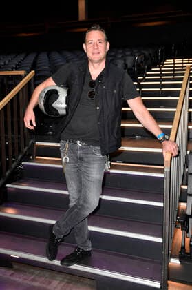 Sascha Vollmer von The BossHoss beim Fototermin bei der Pressekonferenz für das Nothilfe-Projekt hierspieltdiemusik zur Unterstützung der Berliner Musikszene in der Verti Music Hall. Berlin, 10.05.2021